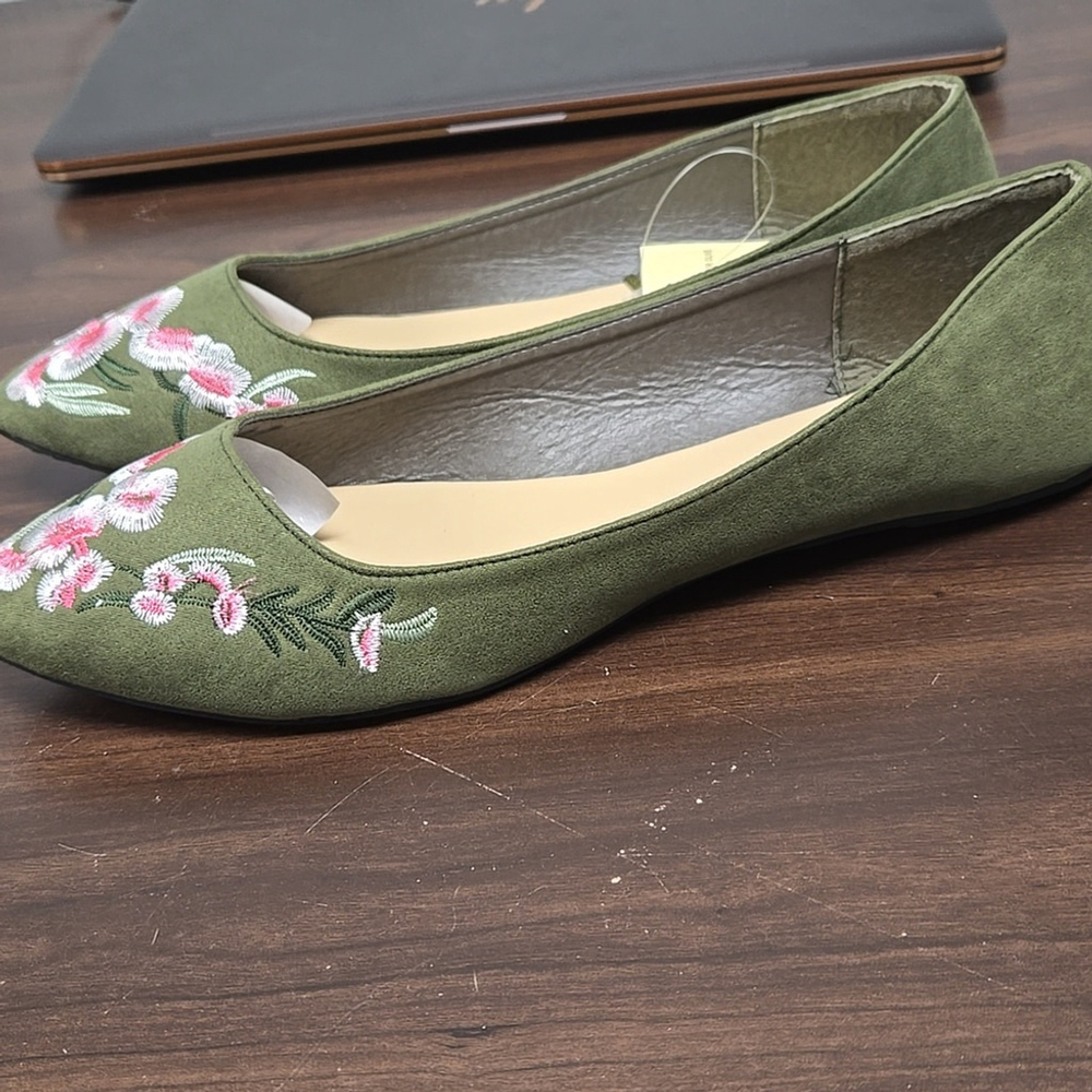 Charles Albert Size 9 Olive Green Floral Embroidered Vegan Ballet Flats - Picture 2 of 8